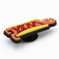 przypinka hot dog do butów crocs widok z boku