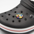 przypinka kostka rubika na kroksach czarnych butach crocs
