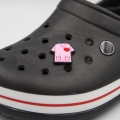 ozdoba fartuch lekarski różowy zamontowana w crocs