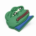 Wpinka crocs żaba zmęczona mem - widok z boku