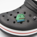 Wpinka crocs żaba zmęczona Pepe na bucie