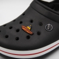 sombrero ozdoba na crocs zamontowana w butach