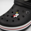 Super kot przypinka zamontowana w crocs buty