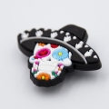 Przypinka do crocs czaszka Día de Muertos z kwiatami widok z boku