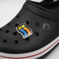 Ozdoba crocs Windows 95 zamontowana na bucie