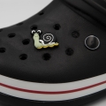 przypinka ślimak zamontowana w crocs klapki