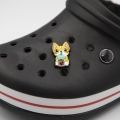 przypinka piesek bubble tea zamontowana w crocs