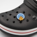 przypinka do kroksów kosmici pizza zamontowana w bucie crocs