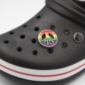 przypinka pacyfka LGBT na kroksach aplikacja ozdoba butów
