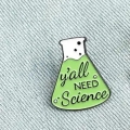 przypinka you all need science na dżinsowej tkaninie