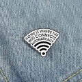 przypinka wifi home zapięta na jeansowej kurtce denim
