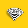 przypinka metalowa wifi home na żółtym tle gadżet dla miłośników internetu