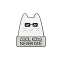 przypinka metalowa kot cool kids never die w okularach
