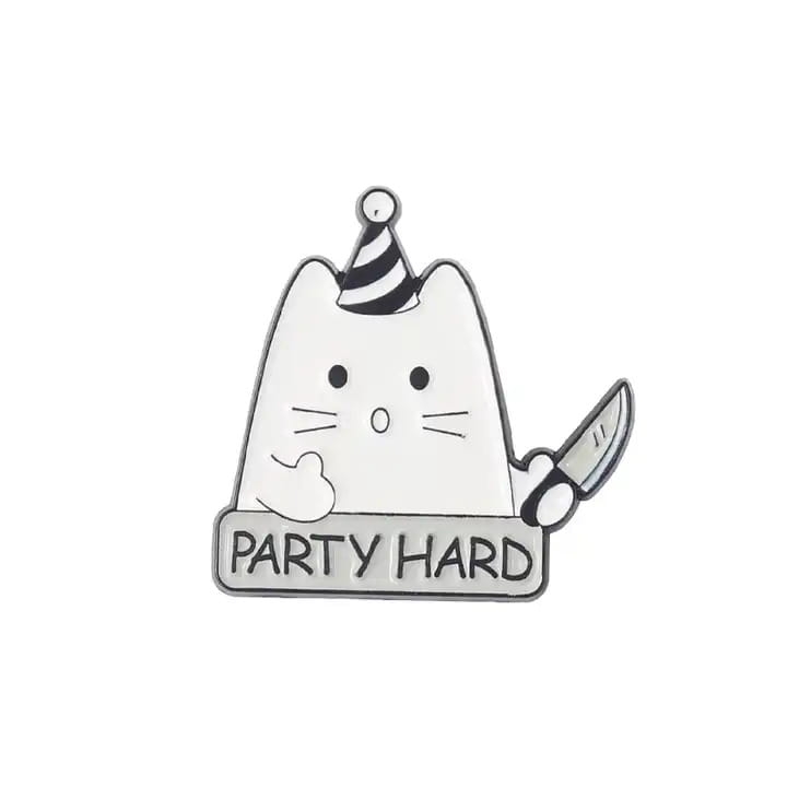 przypinka metalowa kot party hard biały czarny kapelusz