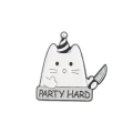 przypinka metalowa kot party hard biały czarny kapelusz