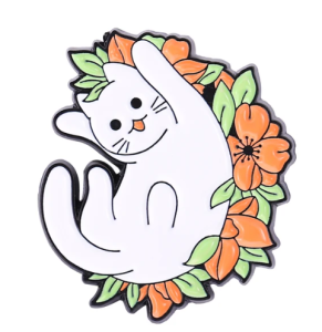 Metalowa przypinka, kot na kwaitach