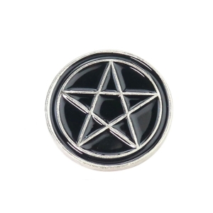 Metalowa przypinka, pentagram