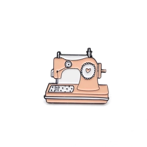 Metalowa przypinka, maszyna do szycia