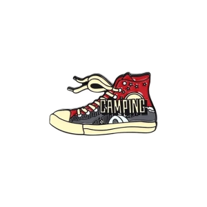 Metalowa przypinka, trampek