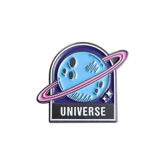 metalowa przypinka wszechświat universe na białym tle