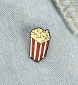 przypinka popcorn na kurtce dżinsowej pin emaliowany