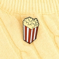 emaliowana przypinka popcorn żółty sweter akcesoria