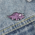 przypinka dinozaur fioletowy na jeansie - metalowa ozdoba