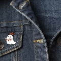 przypinka duszek na kurtce jeansowej - emaliowana przypinka Halloween