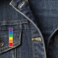 Przypinka LGBT na dżinsowej kurtce jeansowej Pride pin