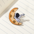 przypinka kosmonauta z księżycem enamel pin