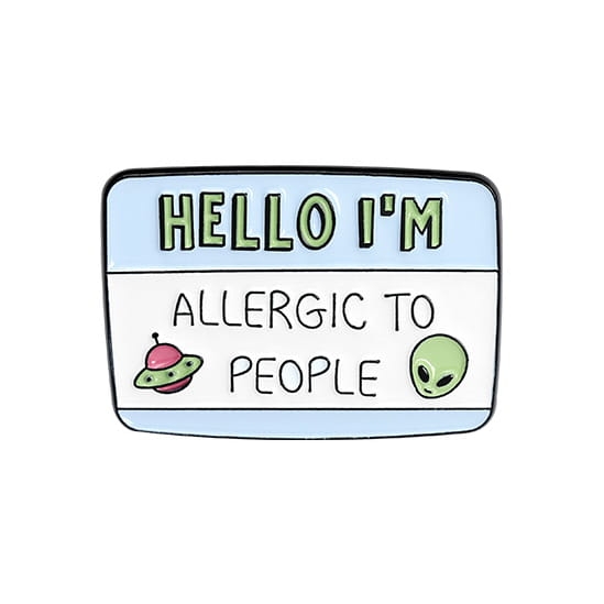 metalowa przypinka allergic to people ufo kosmita