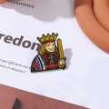Przypinka król kier na koszulce, przypinka z kartą na ubraniu