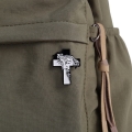 przypinka krzyż z Jezusem na ubraniu khaki