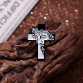 metalowa przypinka krzyż Jezus - stylizacja na drewnie