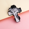 przypinka religijna krzyż z Jezusem - widok z góry