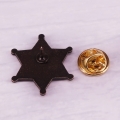 przypinka metalowa sheriff odznaka tył mechanizm