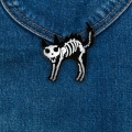 przypinka kot szkielet na kurtce dżinsowej jeans
