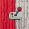 przypinka joystick dla gracza na swetrze