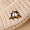 przypinka Garfield na swetrze kot pin metalowy ozdoba