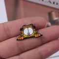 przypinka Garfield w dłoni kot rozmiar pin metalowy