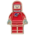 przypinka ludzik lego kosmonauta metalowa czerwony skafander