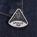 przypinka Apollo 11 na jeansowej kurtce denim