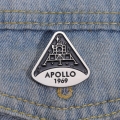przypinka Apollo 11 na dżinsowej kieszeni jeans