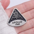 przypinka Apollo 11 rozmiar w dłoni skala