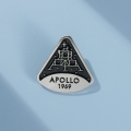 przypinka Apollo 11 na niebieskim tle prezentacja