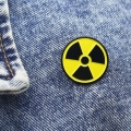 przypinka radioaktywny symbol na jeansie