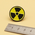 przypinka radioaktywny symbol wymiary linijka