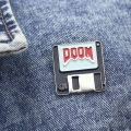 Przypinka Doom przypięta do jeansowej kurtki