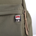 Metalowa przypinka dyskietka Doom na plecaku khaki