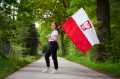 Polska flaga kibica z godłem 150x92 cm w plenerze